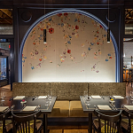 Обои ручная роспись Falling Flowers Standard colourway on Pale Grey dyed silk варинант исполнения - 1 | Loft Concept в Ростове-на-Дону