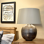 Настольная лампа с круглым фарфоровым основанием ручной работы с покрытием глазурью и белым абажуром из искусственного шелка Elstead Lighting варинант исполнения - 2 | Loft Concept в Ростове-на-Дону