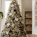 Дизайнерская Елка украшенная шарами в бежевых тонах и декором в виде белых цветов и шишек варинант исполнения - 1 | Loft Concept в Ростове-на-Дону