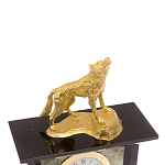 Часы настольные с декором в виде волка из натурального камня Офиокальцит Wolf Stone Clock варинант исполнения - 3 | Loft Concept в Ростове-на-Дону