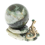 Шар с декором в виде бронзовой ящерицы на подставке из натурального камня Змеевик Natural Stone Spheres 4.5 см варинант исполнения - 2 | Loft Concept в Ростове-на-Дону