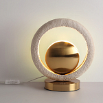Настольная лампа с бежевым текстурным кольцом и латунным шаром в центре Tactile   варинант исполнения - 3 | Loft Concept в Ростове-на-Дону