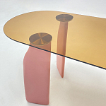 Обеденный стол со стеклянной столешницей и розовыми ножками с тканевой обивкой Wrigley варинант исполнения - 4 | Loft Concept в Ростове-на-Дону