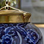 Ваза с насыщенным синим орнаментом и золотой крышкой Blue & White Ornament  варинант исполнения - 3 | Loft Concept в Ростове-на-Дону