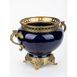 Ваза темно-синяя фарфоровая на бронзовой подставке с ажурным ободком и изогнутыми ручками Eden Garden варинант исполнения - 2 | Loft Concept в Ростове-на-Дону