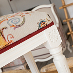 Банкетка одноместная из массива бука бежевая с растительным орнаментом Raffael Beige Floral Banquette варинант исполнения - 2 | Loft Concept в Ростове-на-Дону