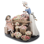 Статуэтка фарфоровая Девушка и маленькая девочка с цветами Charming Statuette варинант исполнения - 1 | Loft Concept в Ростове-на-Дону