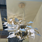 Люстра подвесная с белыми матовыми и золотыми глянцевыми листьями Wintery flovers варинант исполнения - 4 | Loft Concept в Ростове-на-Дону