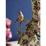 Ваза белого цвета из фарфора с цветочным рисунком и бронзовыми ручками с фигурками птиц Eden Garden porcelain and bronze варинант исполнения - 1 | Loft Concept в Ростове-на-Дону