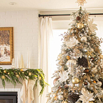 Дизайнерская Елка украшенная шарами в бежевых тонах и декором в виде белых цветов и шишек варинант исполнения - 3 | Loft Concept в Ростове-на-Дону