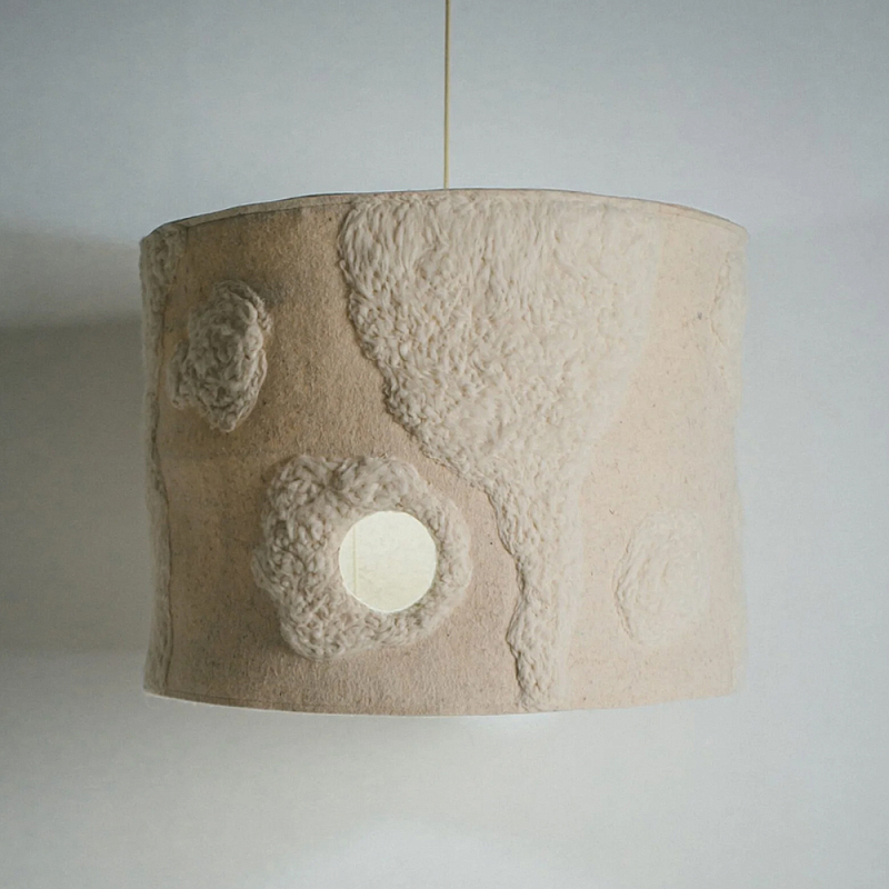 Подвесной светильник из шерсти в технике сухого валяния Dry Felted Wool Lamp Бежевый Подвесной светильник из шерсти в технике сухого валяния Dry Felted Wool Lamp Бежевый в Ростове-на-Дону | Loft Concept
