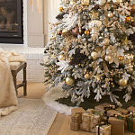 Дизайнерская Елка украшенная шарами в бежевых тонах и декором в виде белых цветов и шишек варинант исполнения - 2 | Loft Concept в Ростове-на-Дону