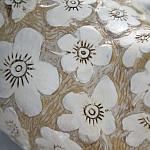 Статуэтка курица с резными белыми цветами на бежевой фактурной поверхности Rustic Chicken варинант исполнения - 2 | Loft Concept в Ростове-на-Дону