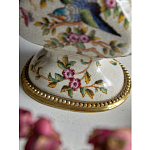 Ваза белого цвета из фарфора с цветочным рисунком и бронзовыми ручками с фигурками птиц Eden Garden porcelain and bronze варинант исполнения - 3 | Loft Concept в Ростове-на-Дону