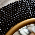 Зеркало в черной фактурной раме с золотым кантом Summon the Light варинант исполнения - 3 | Loft Concept в Ростове-на-Дону