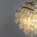 Люстра подвесная с белыми перламутровыми подвесками и изогнутыми золотистыми элементами Диаметр 50 см SHELL Chandelier варинант исполнения - 3 | Loft Concept в Ростове-на-Дону
