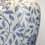 Настольная лампа с керамическим основанием в белом цвете с синим цветочным орнаментом на темной деревянной подставке и тканевым абажуром Elstead Lighting варинант исполнения - 4 | Loft Concept в Ростове-на-Дону