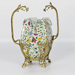 Ваза белого цвета из фарфора с ярким цветочным узором и бронзовыми ручками в виде ветвей Eden Garden porcelain and bronzeм варинант исполнения - 1 | Loft Concept в Ростове-на-Дону