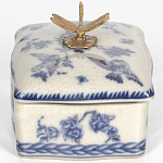 Фарфоровая шкатулка с бронзовой стрекозой Blue and White варинант исполнения - 2 | Loft Concept в Ростове-на-Дону